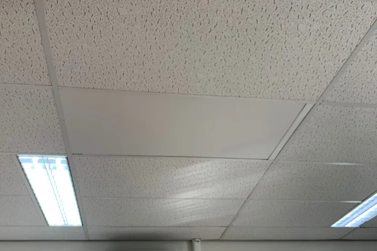 Infraroodpaneel in systeemplafond