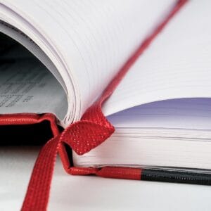 Oxford Black n' Red notitieboek A5 - gelijnd, 192 bladzijden, harde kaft — productfoto 2