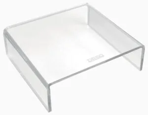Transparante Desq beeldschermhouder van acryl met een monitor erop