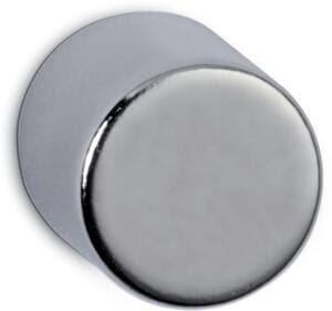 Blister met vier zilverkleurige Maul neodymium cilindermagneten van 10 × 10 × 10 mm