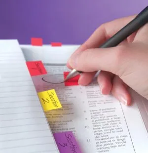 Post-it index standaard rood - 24,4 × 43,2 mm, houder met 50 tabs — productfoto 2
