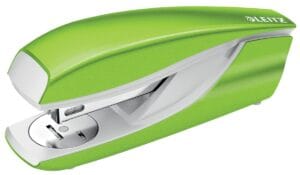 Groene Leitz NeXXt WOW 5502 nietmachine van metaal op blisterverpakking