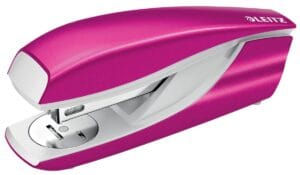 Leitz NeXXt WOW 5502 nietmachine in roze metallic op blisterverpakking