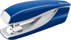 Blauwe Leitz NeXXt WOW 5502 nietmachine van metaal met ontnieter