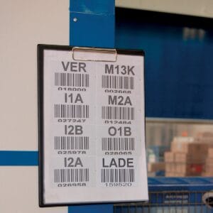 Zwarte Maul klemplaat A4 staand met verchroomde papierklem en magneetstrip