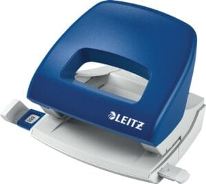 Blauwe Leitz 5038 twee-gaats perforator met aanleglat