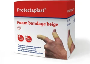 Rol Protectaplast zelfklevend schuimverband van 6 cm breed en 4,5 m lang in vleeskleur