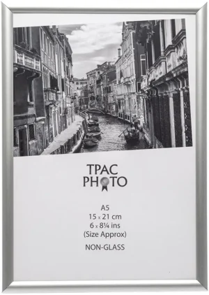 Zilveren aluminium fotokader A5 van Inspire by Hampton Frames, 22 bij 15,5 cm