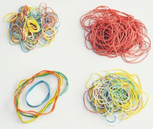 Q-CONNECT elastieken, breedte 1,5 mm, verschillende lengtes, 25 g, geassorteerde kleuren — detail 2