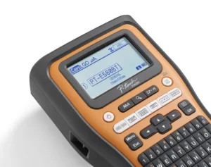 Brother beletteringssysteem PT-E560BT met draagkoffer, 2 tapes, adapter en batterij — detail 2
